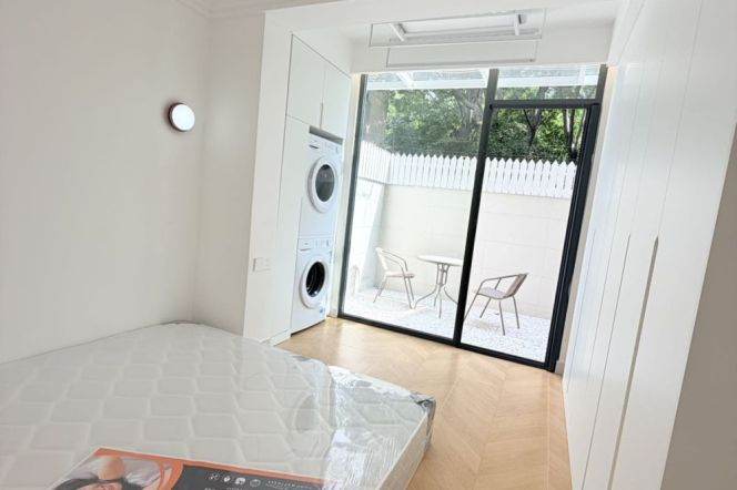 1BR Apartment near Zhongshan Park with Terrace (L2/L3/L4)