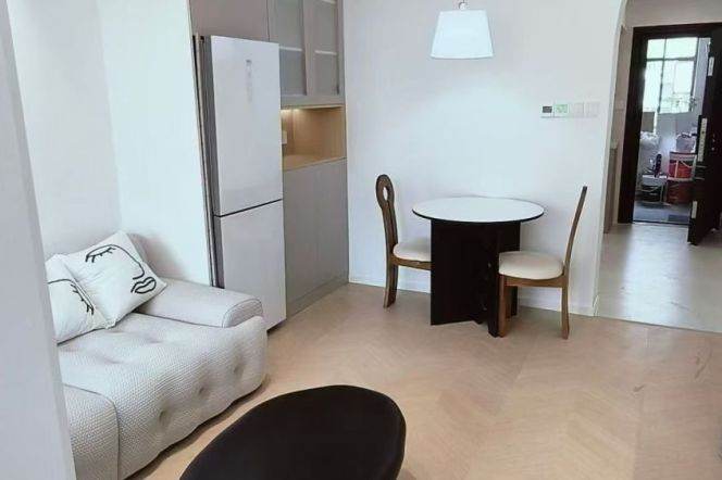 1BR Apartment in Jing'an (L7)