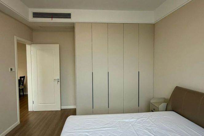 High-Floor 2BR Apartment near Xujiahui Park (L7/L9)