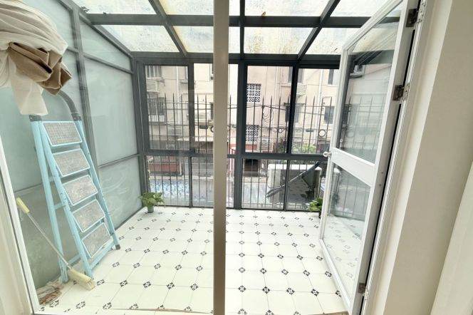 2BR Apartment near Zhongshan Park with Terrace (L2/L3/L4)