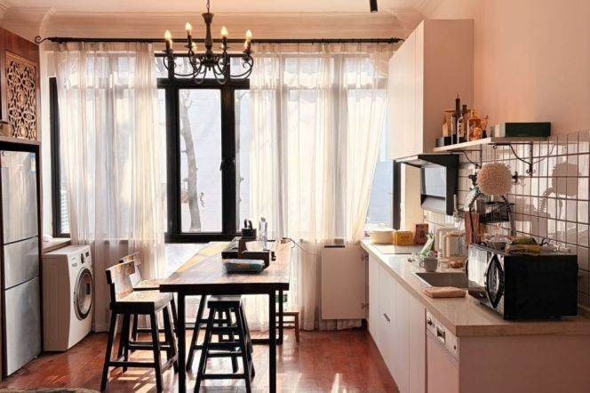 Historic High-Ceiling 3BR Lane House near Shanghai Culture Square with Terrace
