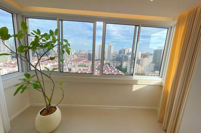 High-Floor 2BR Apartment near Hongqiao Rd Metro