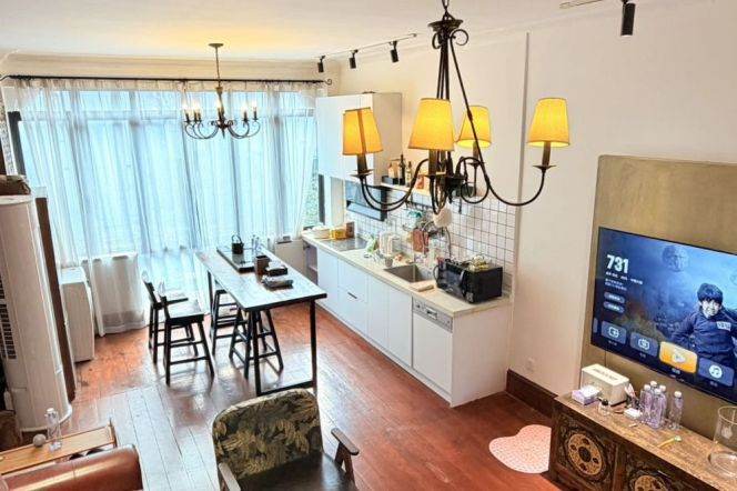 Historic High-Ceiling 3BR Lane House near Shanghai Culture Square with Terrace
