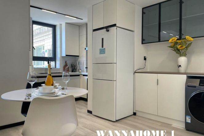 High-Floor Spacious 1BR Apartment in Jing'an