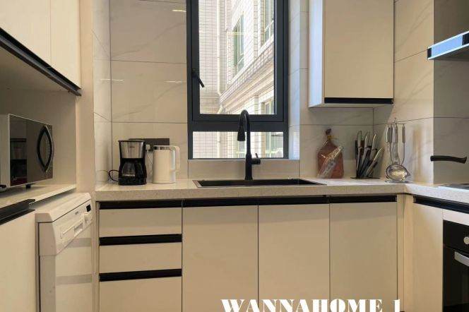 High-Floor Spacious 1BR Apartment in Jing'an