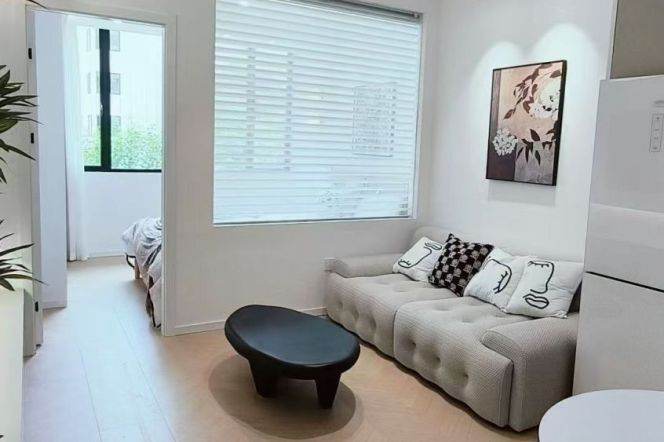 1BR Apartment in Jing'an (L7)