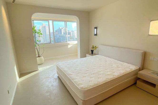 High-Floor 2BR Apartment near Hongqiao Rd Metro