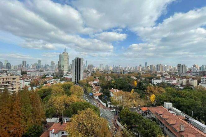 Spacious 2BR Apartment at Ambassy Court (L1/L7/L10)
