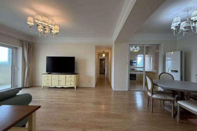 Spacious 2BR Apartment at Ambassy Court (L1/L7/L10)