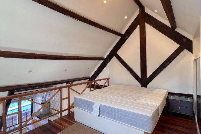 High-Ceiling 2BR Lane House in Old Xuhui with Green View