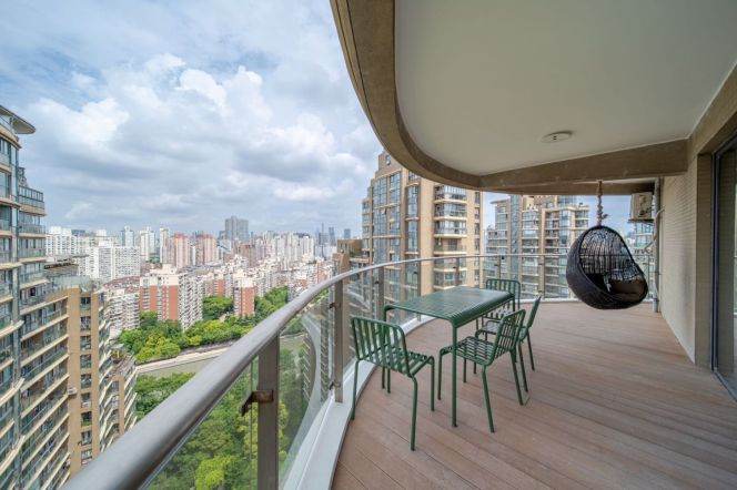 High-Floor Spacious 3BR Apartment near Zhenping Rd Metro with Floor-to-Ceiling Windows (L3/L4/L7)