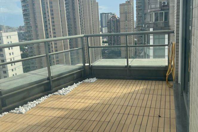 High-Floor Spacious 2BR Apartment near Jiangsu Rd Metro