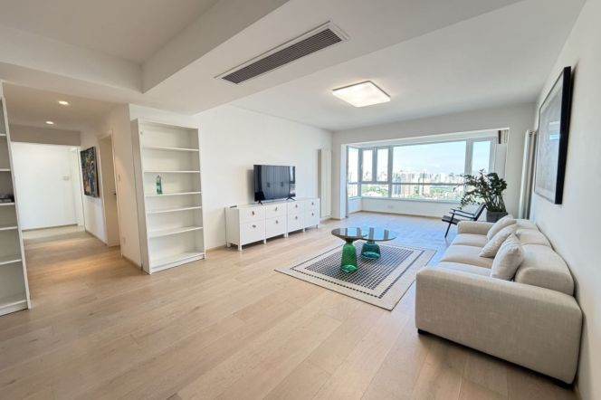 High-Floor Spacious High-Ceiling 3BR Apartment near Changshu Rd Metro with Outstanding View