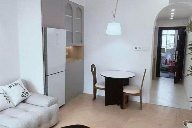 1BR Apartment in Jing'an (L7)