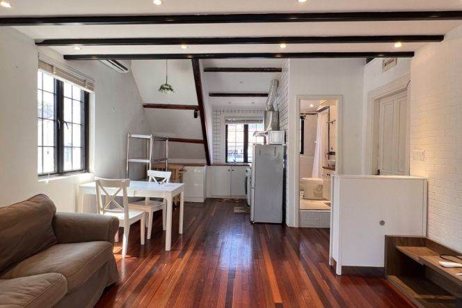 High-Ceiling 2BR Lane House in Old Xuhui with Green View
