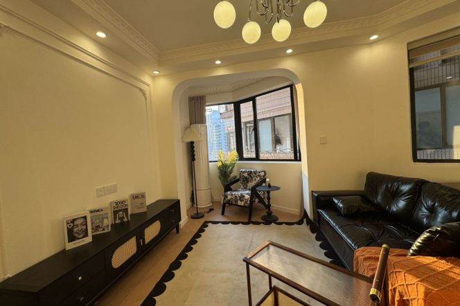 High-Floor Spacious 1BR Apartment in Xujiahui (L1/L4)