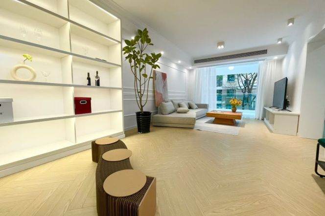 Spacious 2BR Apartment near West Yan'An Rd Metro