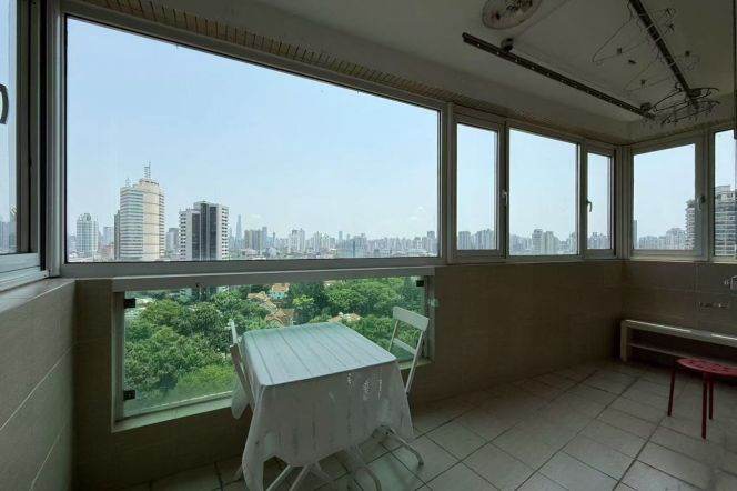 Spacious 2BR Apartment at Ambassy Court (L1/L7/L10)