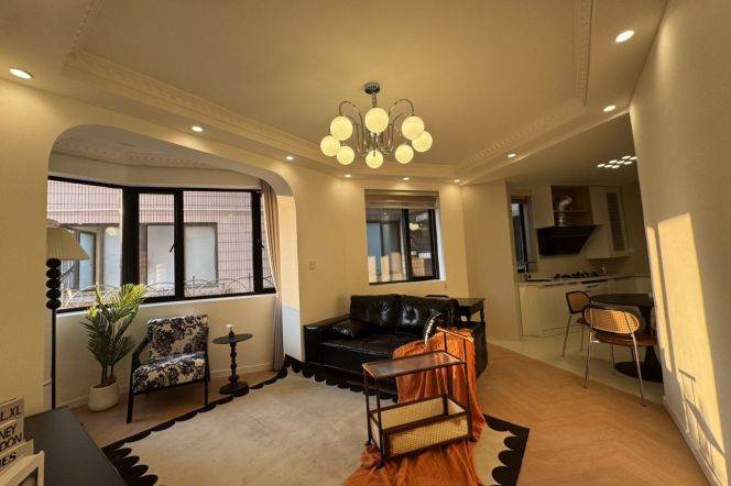 High-Floor Spacious 1BR Apartment in Xujiahui (L1/L4)