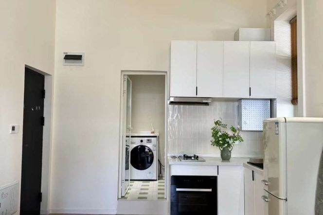 Spacious High-Ceiling 1BR Apartment in Jing'an