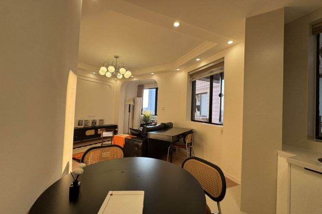High-Floor Spacious 1BR Apartment in Xujiahui (L1/L4)
