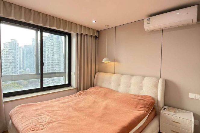 1BR Apartment at Top Of City (L13)
