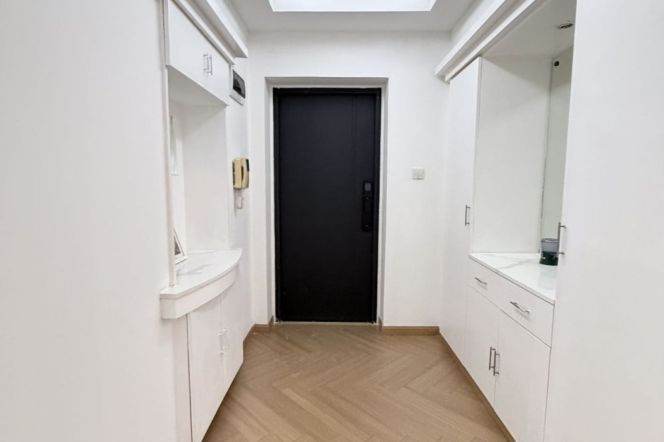Spacious 2BR Apartment in Xujiahui