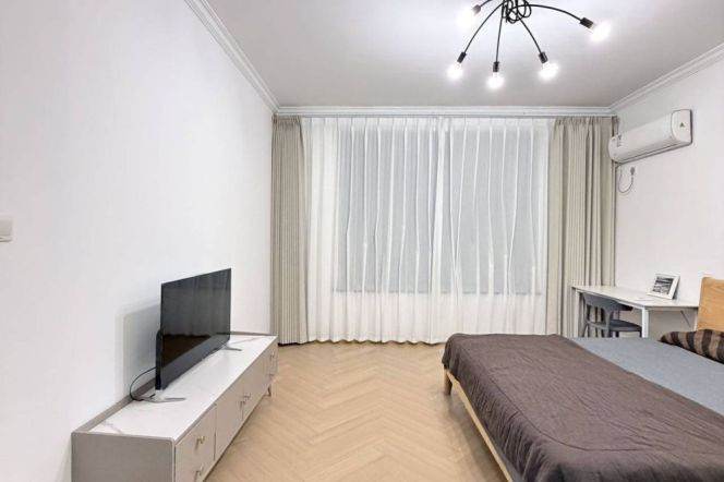 Spacious 2BR Apartment in Xujiahui