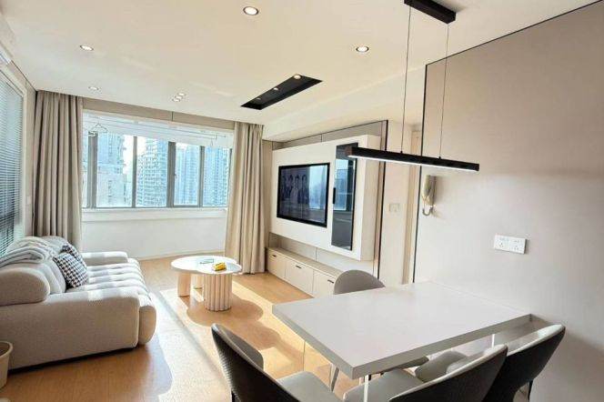 1BR Apartment at Top Of City (L13)