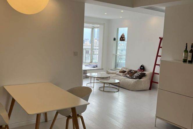 High-Floor Spacious 2BR Apartment near Jiangsu Rd Metro