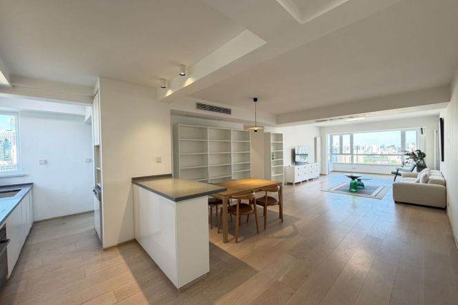 High-Floor Spacious High-Ceiling 3BR Apartment near Changshu Rd Metro with Outstanding View