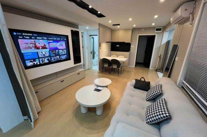 1BR Apartment at Top Of City (L13)
