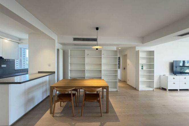 High-Floor Spacious High-Ceiling 3BR Apartment near Changshu Rd Metro with Outstanding View