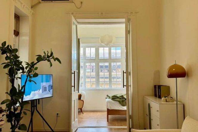 Spacious High-Ceiling 1BR Apartment in Jing'an