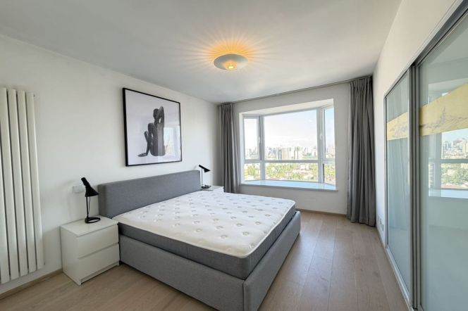 High-Floor Spacious High-Ceiling 3BR Apartment near Changshu Rd Metro with Outstanding View