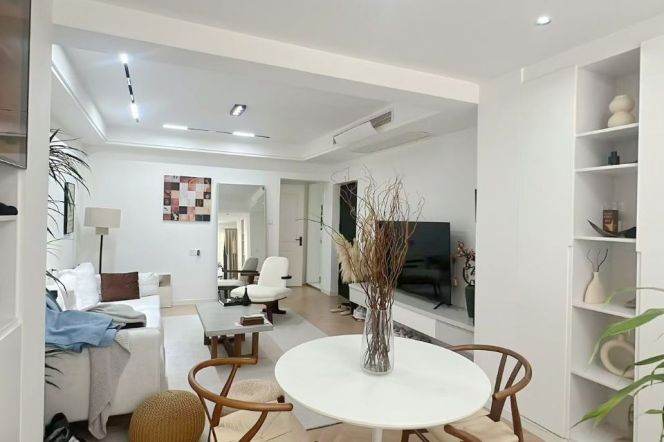 Spacious 1BR Apartment in Old Xuhui (L1/L7/L9)