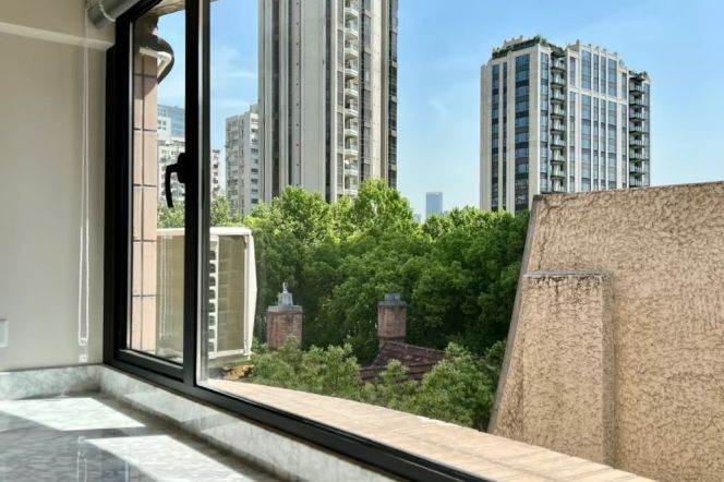 High-Ceiling 3BR Apartment near Jiaotong University Metro