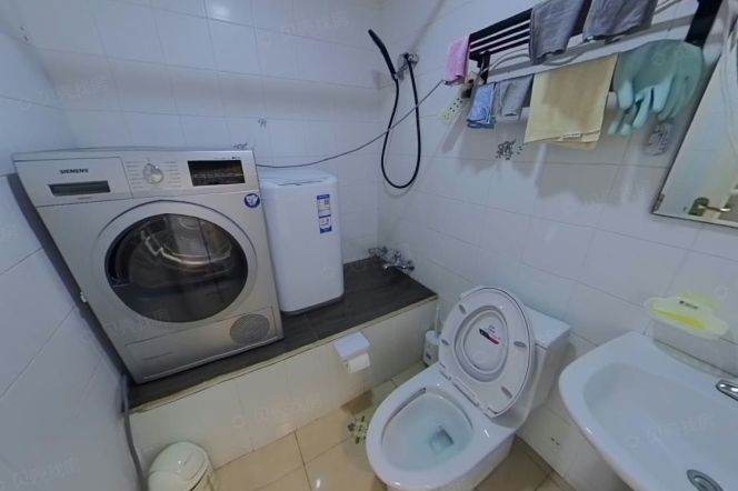 High-Floor Spacious High-Ceiling 2BR Apartment near Jiangsu Rd Metro with Outstanding View