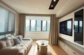 1BR Apartment at Top Of City (L13)