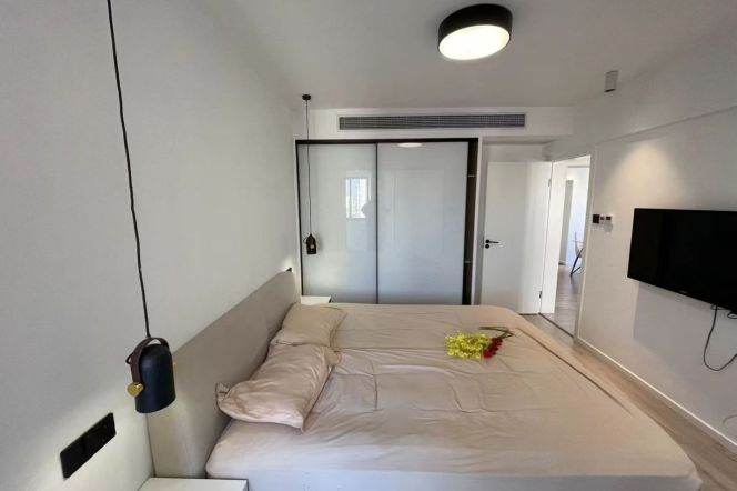 High-Floor 2BR Apartment in Jing'an (L7)