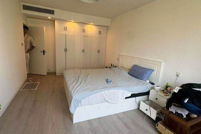Spacious 2BR Apartment in Jing'an (L7)