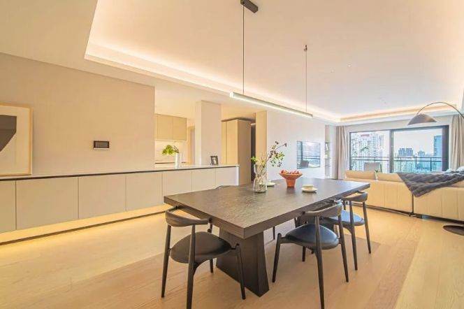 High-Floor 4BR Apartment near Shangcheng Rd Metro