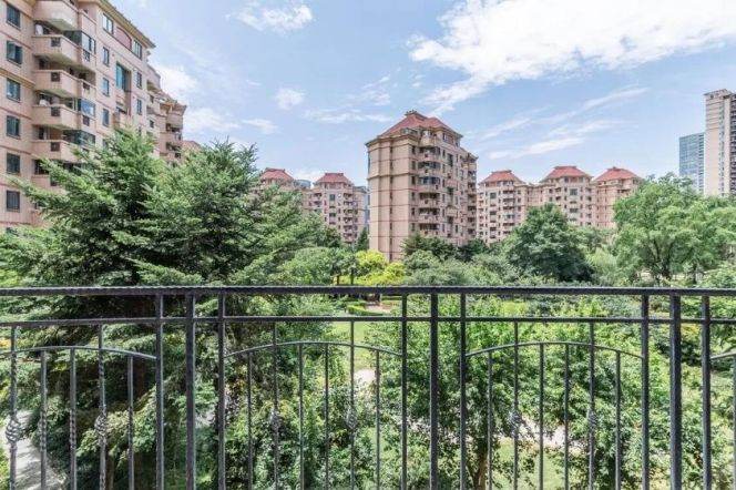3BR Apartment near Shangcheng Rd Metro