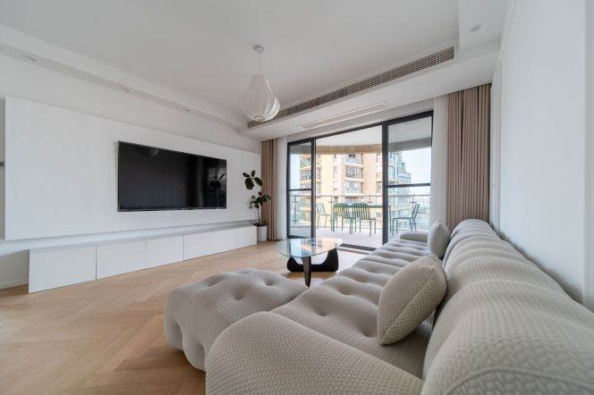 High-Floor Spacious 3BR Apartment near Zhenping Rd Metro (L3/L4/L7)