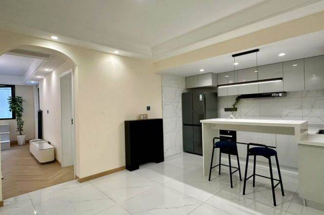 Spacious 1BR Apartment near Xujiahui Park with Terrace (L1/L9/L11)