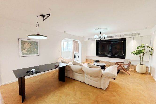 High-Floor 3BR Apartment in Lujiazui (L2/L14)