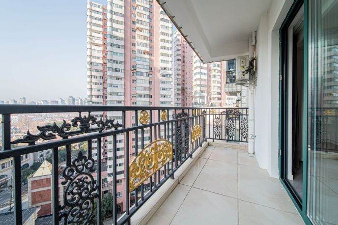 Spacious 3BR Apartment near Jing'an Temple with Floor-to-Ceiling Windows