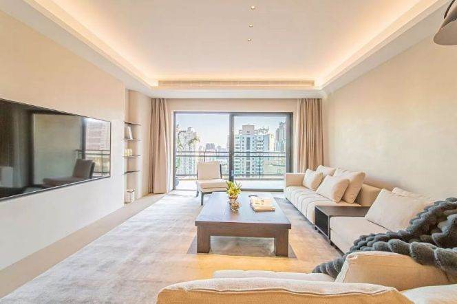 High-Floor 4BR Apartment near Shangcheng Rd Metro
