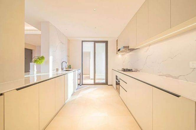 High-Floor 4BR Apartment near Shangcheng Rd Metro