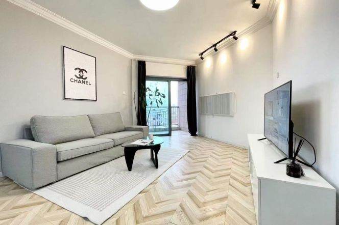 2BR Apartment near Jiangsu Rd Metro (L2/L11)